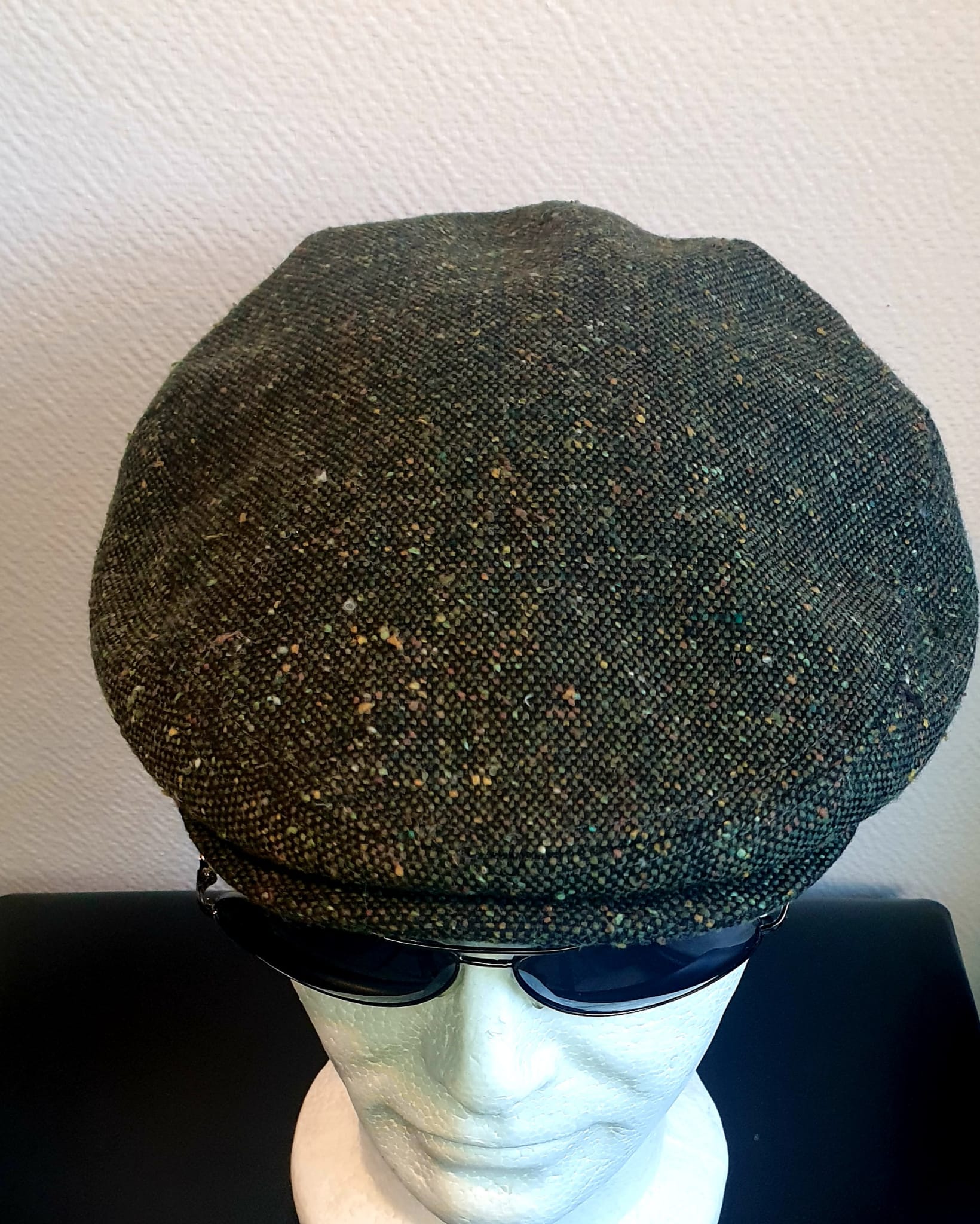 4.1Béret en vert moucheté entièrement doublé avec un dessus de calotte composé de laine. Le fond de calotte en polyester est matelassé en noir. Ce couvre-chef a été confectionné en Italie. Toutes les tailles sont disponibles. Prix : 27.50€.