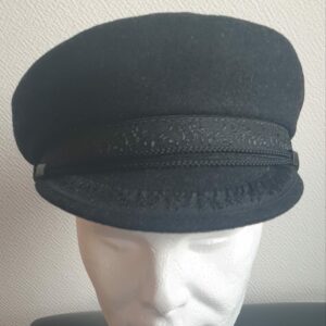 4.1Casquette de Marin en gris foncé. Ce produit est imperméable et conçu dans un amalgame de tissu avec une prédominante pure laine. Le fond de la calotte en noir, est entièrement doublé et matelassé en polyester confortable et durable. La casquette de Marin est assortie de sa visière plate classique et intemporelle, qui s'associe volontier à un style urbain. Tour de tête : 54cm à 61cm. Prix : 35.95€.