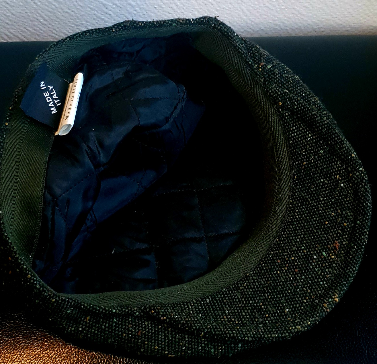 4.2Béret en vert moucheté entièrement doublé avec un dessus de calotte composé de laine. Le fond de calotte en polyester est matelassé en noir. Ce couvre-chef a été confectionné en Italie. Toutes les tailles de tour de tête sont disponibles. Prix : 27.50€.