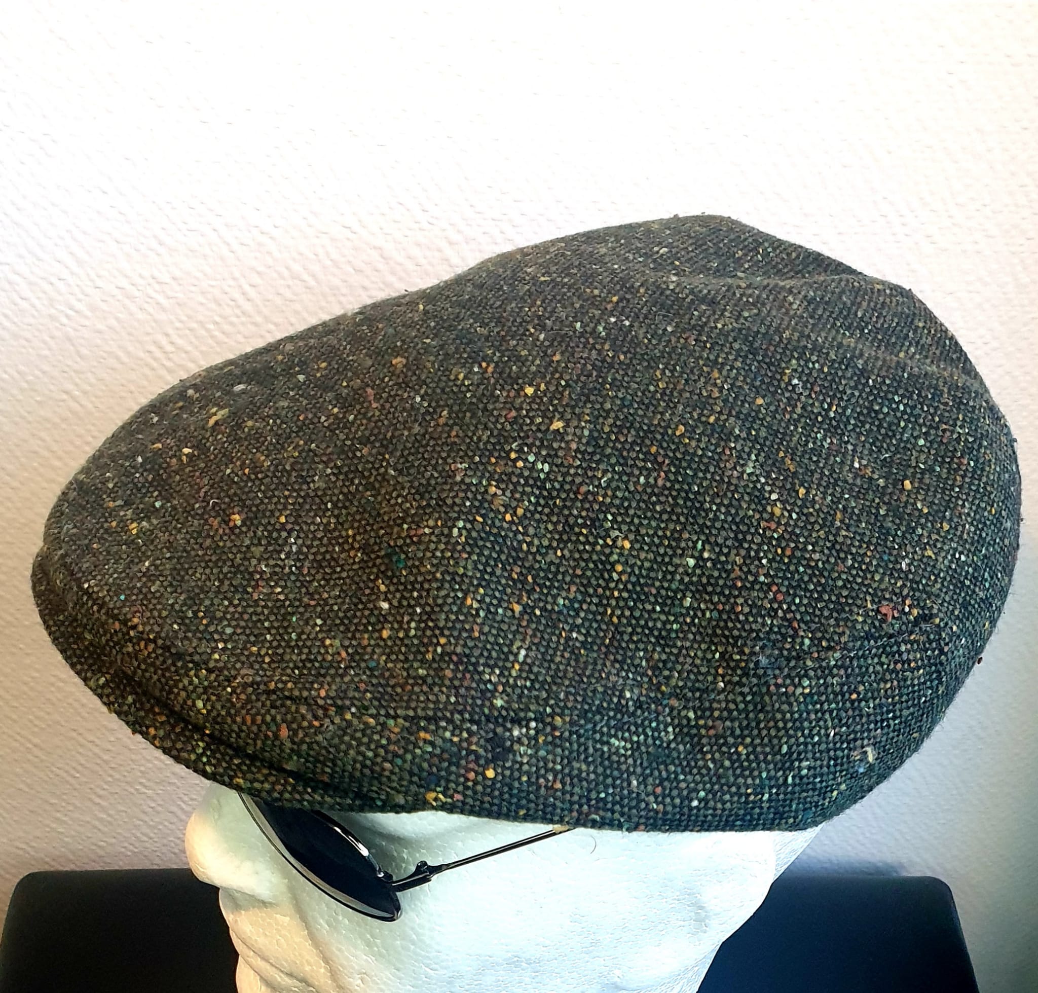 4.3Béret en vert moucheté entièrement doublé avec un dessus de calotte composé de laine. Le fond de calotte en polyester est matelassé en noir. Ce couvre-chef a été confectionné en Italie. Toutes les tailles de tour de tête sont disponibles. Prix : 27.50€.