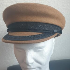 5.14.1Casquette de Marin en maron. Ce produit est imperméable et conçu dans un amalgame de tissu avec une prédominante pure laine. Le fond de la calotte en noir, est entièrement doublé et matelassé en polyester confortable et durable. La casquette de Marin est assortie de sa visière plate classique et intemporelle, qui s'associe volontier à un style urbain. Tour de tête : 54cm à 61cm. Prix : 35.95€.