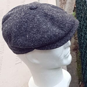 6.1Béret d'hiver en gris moucheté entièrement doublé avec un dessus de calotte composé de laine mélangée. Le fond de calotte est en tissu polyester et matelassé en noir. Ce couvre-chef style Stetson, confortable et agréable à porter a été confectionné en Italie. Toutes les tailles de tour de tête sont disponibles. Prix : 49.95€.