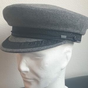 6.1Casquette de Marin en gris clair. Ce produit est imperméable et conçu dans un amalgame de tissu avec une prédominante pure laine. Le fond de la calotte en noir, est entièrement doublé et matelassé en polyester confortable et durable. La casquette de Marin est assortie de sa visière plate classique et intemporelle, qui s'associe volontier à un style urbain. Tour de tête : 54cm à 61cm. Prix : 35.95€.
