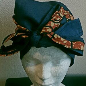 10.1Turban pleine tête en coton wax dans un vert dominant. Ce couvre-chef tout à fait original au caractère prononcé peut emprunter différentes formes et s'adapter sur tous les sujets. Prix : 19.95€