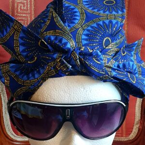 11.1Turban pleine tête en coton wax dans un bleu vif dominant. Ce couvre-chef tout à fait original au caractère prononcé peut emprunter différentes formes et s'adapter sur tous les sujets. Prix : 19.95€.