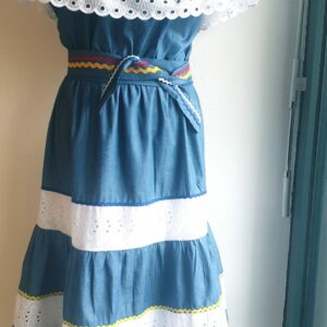 15.1Robe carabela sur une tenue traditionnelle haïtienne dans un mélange de dentelle et de broderie. Un jupon et une ceinture en zigzag multicolor sont soigneusement intégrés à la robe. Elle est élastique à la taille et confectionnée sur un tissu en coton. Ce produit est entièrement conçu et réalisé dans les ateliers AnjeroCréation à Paris. Taille : S, M, L, XL, XXL. Prix : 279.95€.jpg