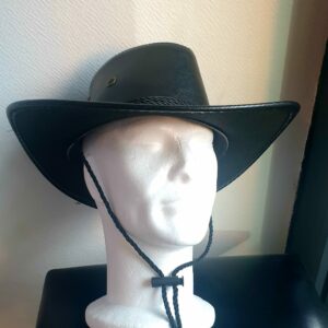17.1Chapeau cowboy large bord en noir et en PVC ajoute un effet simili cuir. Un cordon de serrage noir en coton permet un bon maintien et assure une possible inclinaison sur l'arrière cou sans détachement. Un style très original et typique lui est conféré. Prix : 19.95€.