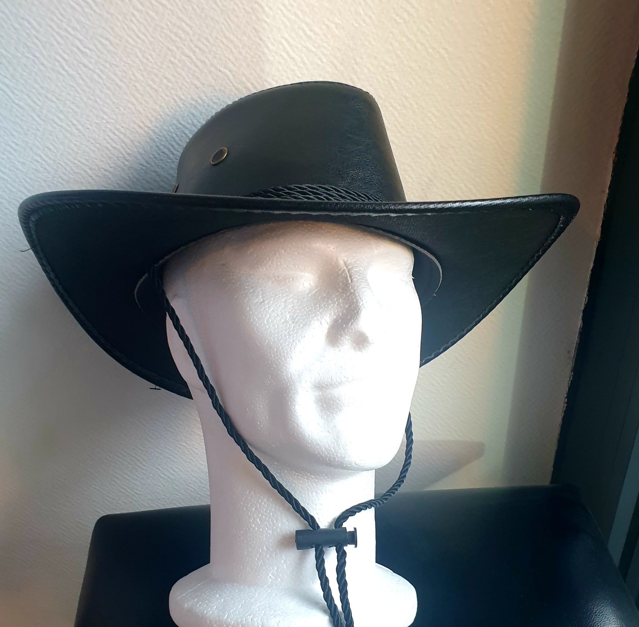 17.1Chapeau cowboy large bord en noir et en PVC ajoute un effet simili cuir. Un cordon de serrage noir en coton permet un bon maintien et assure une possible inclinaison sur l'arrière cou sans détachement. Un style très original et typique lui est conféré. Prix : 19.95€.