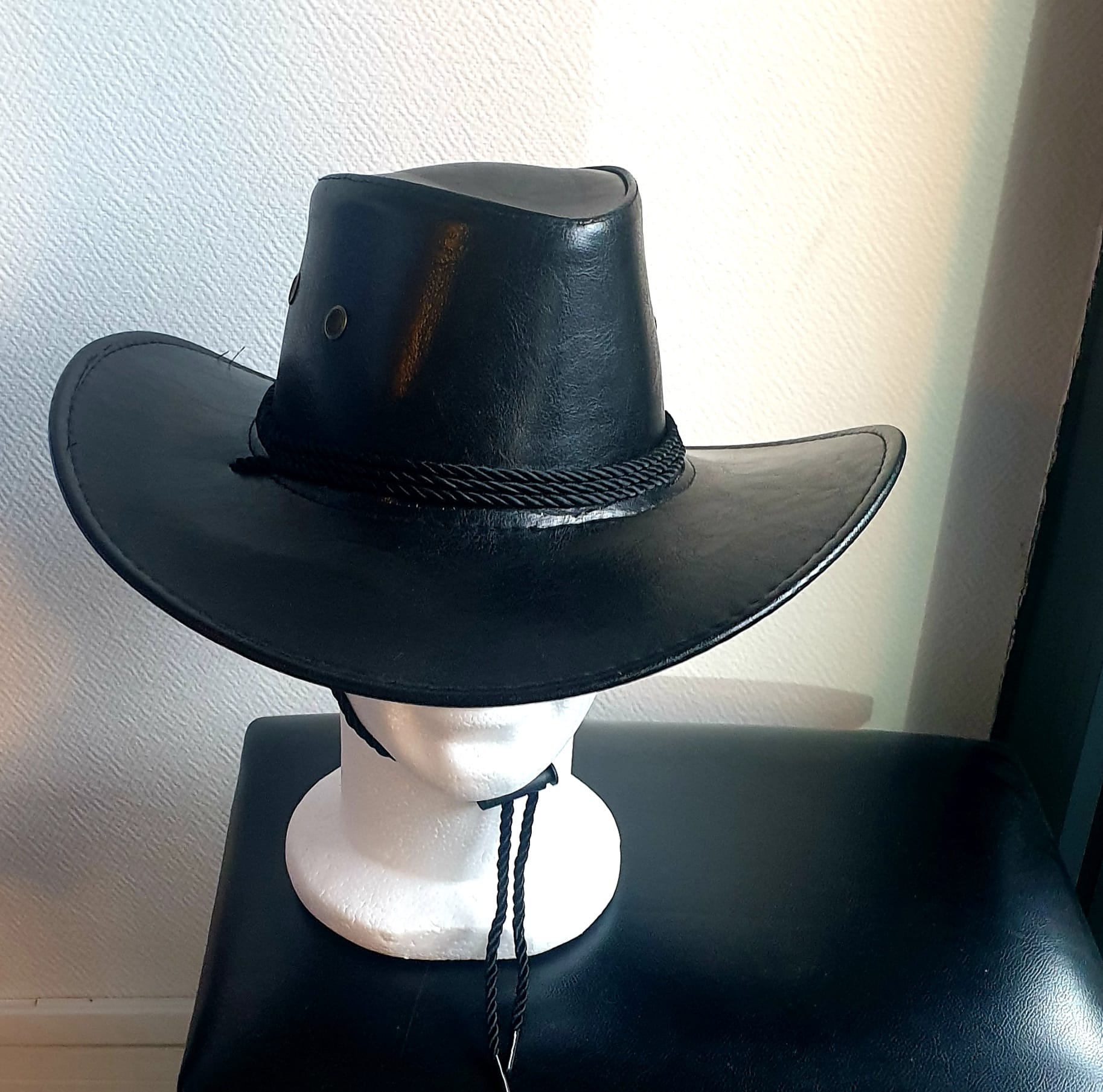 17.3Chapeau cowboy large bord en noir et en PVC ajoute un effet simili cuir. Un cordon de serrage noir en coton permet un bon maintien et assure une possible inclinaison sur l'arrière cou sans détachement. Un style très original et typique lui est conféré. Prix : 19.95€.
