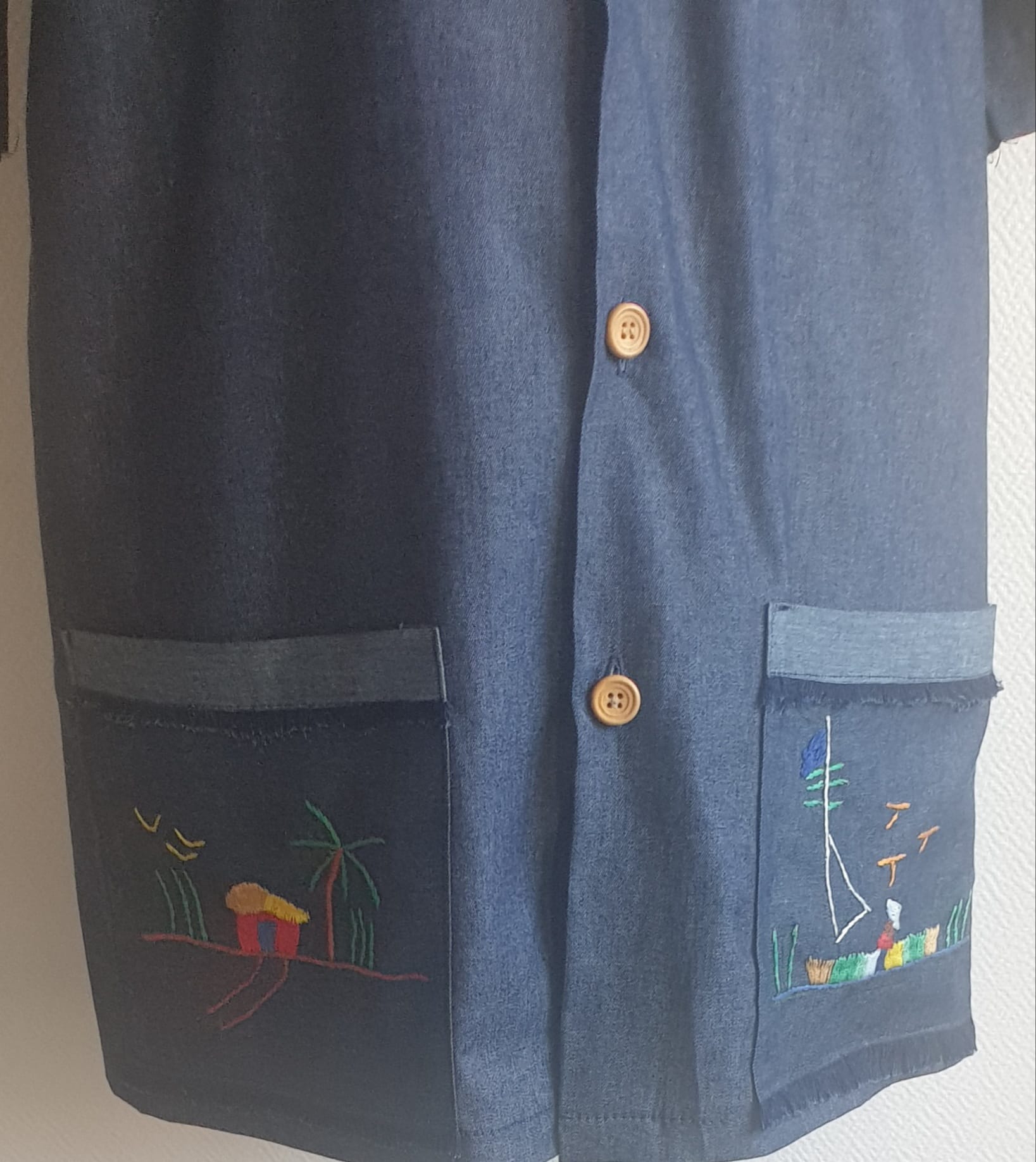 6.2Chemise carabela en bleu marine à manches courtes. Tissu Chambray tout en coton. La coupe soigneusement ceintrée près du corps est accompagnée d'un col boutonné sur le devant. Cette confection est entièrement conçue et réalisée aux ateliers AnjeroCréation à Paris. Prix : 75€.