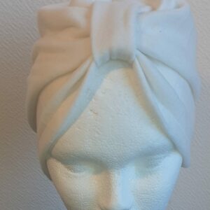 7.1Turban original en polyester de couleur ivoire offrant une variété de styles, s'accommandant à toutes les formes de tête. Taille unique. Prix : 15€. Ce produit est conçu et entièrement  réalisé dans les ateliers AnjeroCréation à Paris.