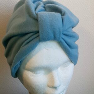 8.1Turban original en polyester de couleur bleu ciel offrant une variété de styles, s'accommandant à toutes les formes de tête. Taille unique. Prix : 15€. Ce produit est conçu et entièrement  réalisé dans les ateliers AnjeroCréation à Paris.