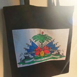 1.1Sac orné du magnifique drapeau Haïti sur un tissage tout en lin. il arbore sur l'un de ses côtés une couleur faite d'un bleu foncé uni et sans motif aucun. Dimention : 42x38cm. Prix : 23.50€. Création artisanale. Cette production est entièrement conçue et réalisée aux ateliers AnjeroCréation à Paris.