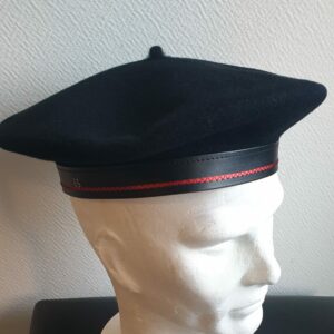 11.1Béret Basque authentique Biarritz en noir et cent pour cent laine. Ce couvre-chef traditionnel avec son tour de cuir est complètement imperméable, solide, agréable à porter et entièrement confectionné au Pays Basque. Taille : 55, 56, 57, 58, 59, 60, 61. Prix : 59.95€.