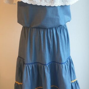 35.1Ensemble carabela bleu foncé sur une tenue traditionnelle haïtienne. Deux pièces. Jupe longue et élastique à la taille. Le corsage dispose au bas d'une appréciable élasticité, pouvant ainsi s'adapter à toutes les formes de buste. Les broderies blanches en dentelles anglaises sont cousues au bas du col bardot. Cette production est livrée avec, de surcroît, une grande ceinture aux couleurs du drapeau haïtien. Taille : S, M, L, XL, XXL. Prix : 169€. Création artisanale. Entièrement conçu et réalisé aux ateliers AnjeroCréation à Paris.