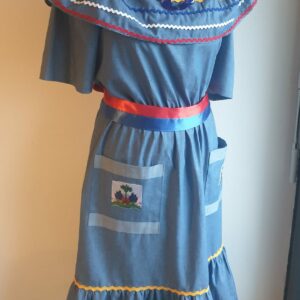 36.1Robe carabela sur une tenue traditionnelle haïtienne aux manches mi-longues, deux poches à mi-hauteur de la confection et un col bardot. Zigzags multicolors sur le contour. Élastique à la taille. Ceinture bicolore. Taille : S, M, L, XL, XXL. Prix : 169€. Création artisanale. Entièrement conçue et réalisée aux ateliers AnjeroCréation à Paris.