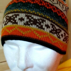 5.1Bonnet mixte très doux en acrylique et s'ajustant parfaitement aux formes. Les couleurs sont automnales, hivernales et printanières. Taille unique. Prix : 10€. Ce couvre-chef a été confectionné en Chine.