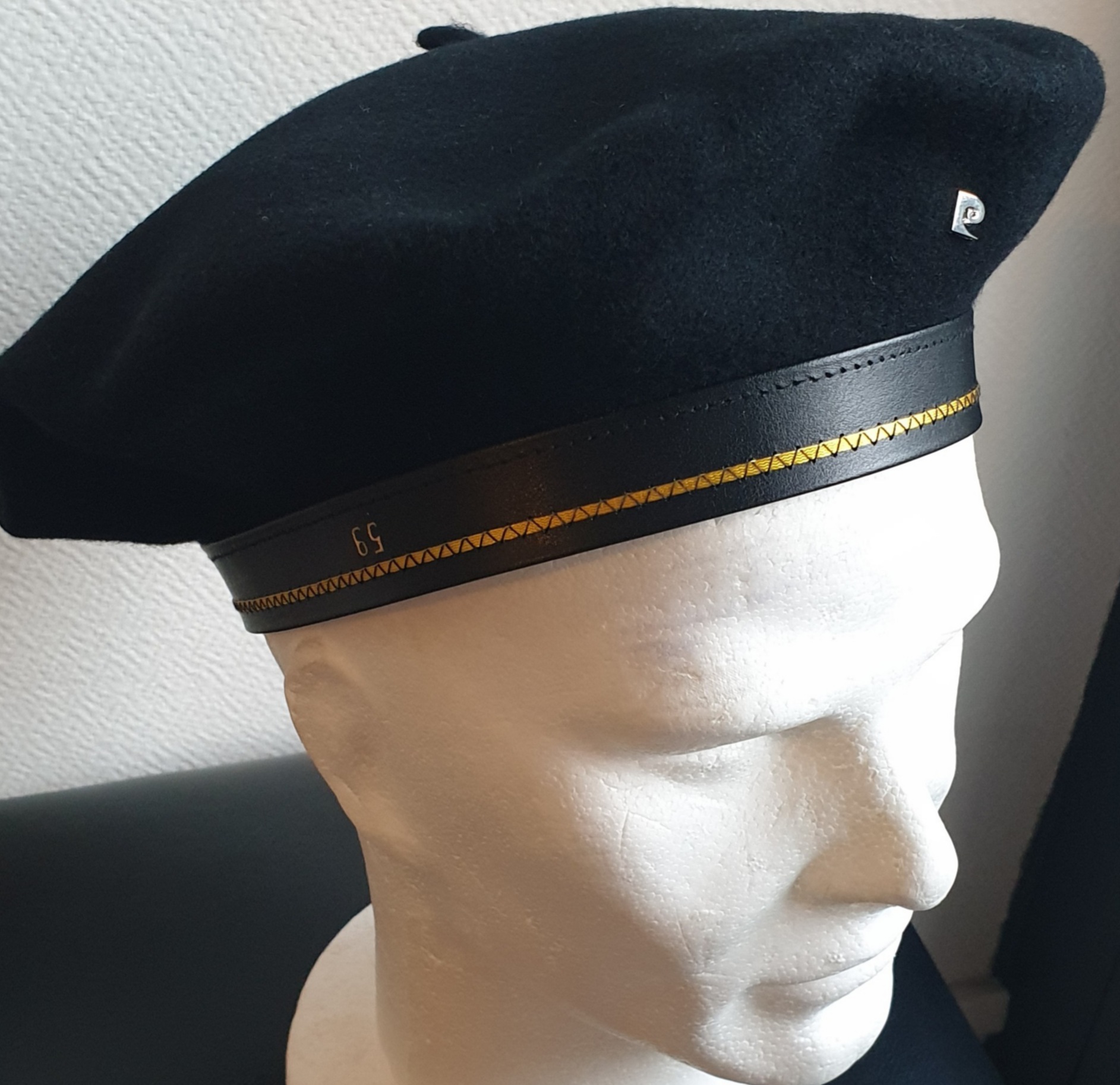 9.1Béret basque authentique PIERRE CARDIN en noir et 100% laine Mérinos. Ce couvre-chef est complètement imperméable et confectionné au pays Basque. Taille : 55, 56, 57, 58, 59, 60, 61. Prix : 79.95€.
