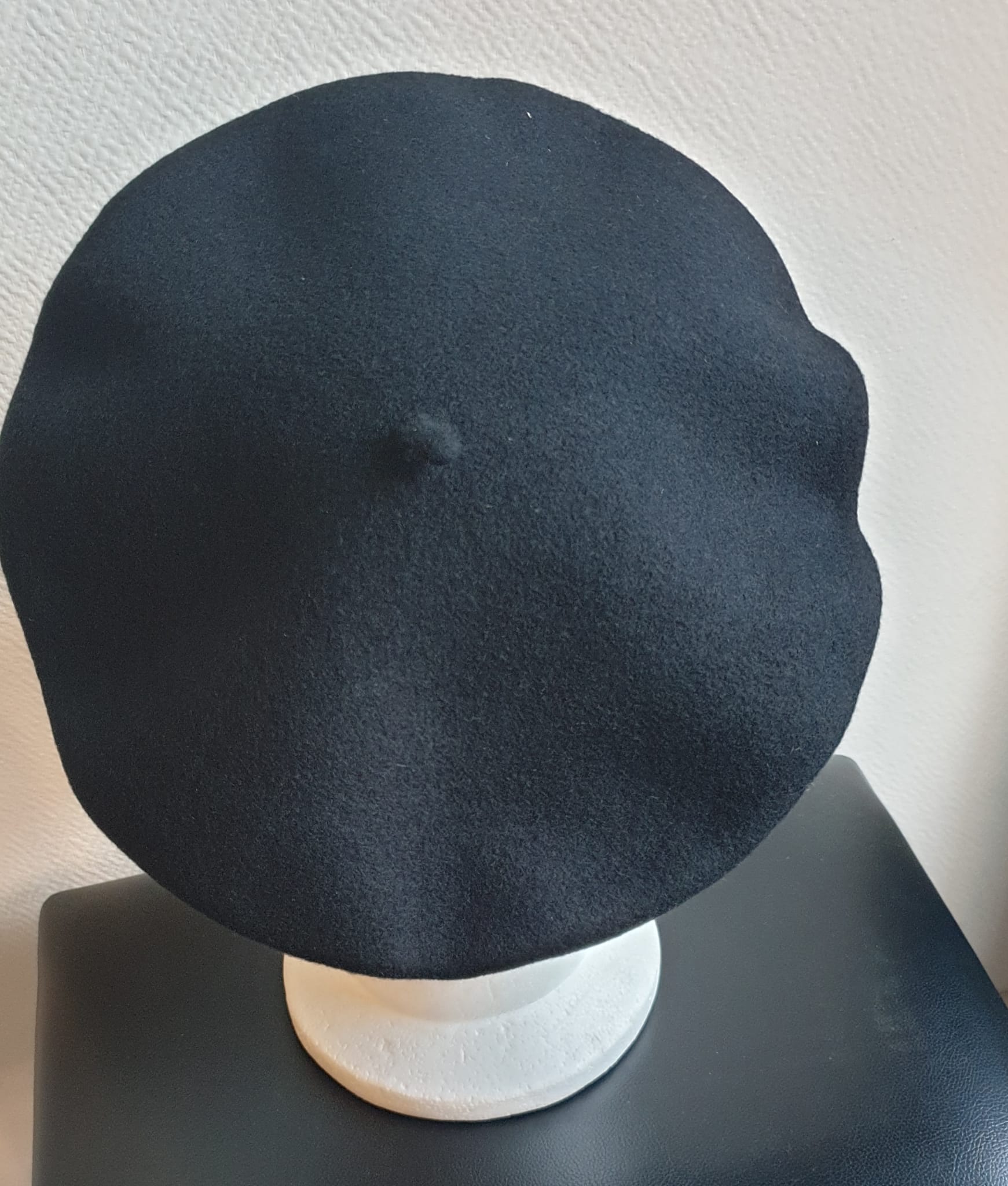 9.2Béret basque authentique PIERRE CARDIN en noir et 100% laine Mérinos. Ce couvre-chef est complètement imperméable et confectionné au pays Basque. Taille : 55, 56, 57, 58, 59, 60, 61. Prix : 79.95€.
