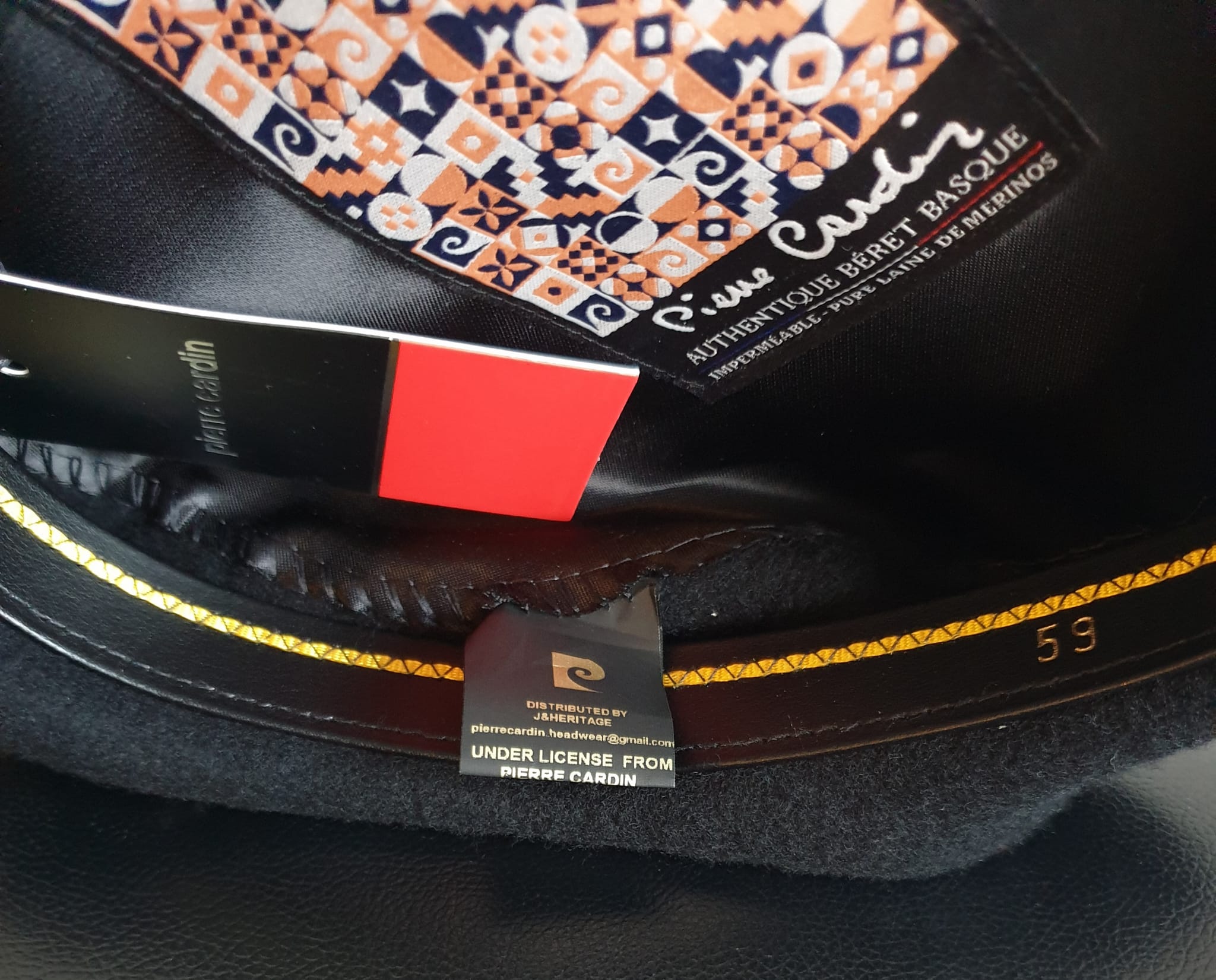 9.3Béret basque authentique PIERRE CARDIN en noir et 100% laine Mérinos. Ce couvre-chef est complètement imperméable et confectionné au pays Basque. Taille : 55, 56, 57, 58, 59, 60, 61. Prix : 79.95€.