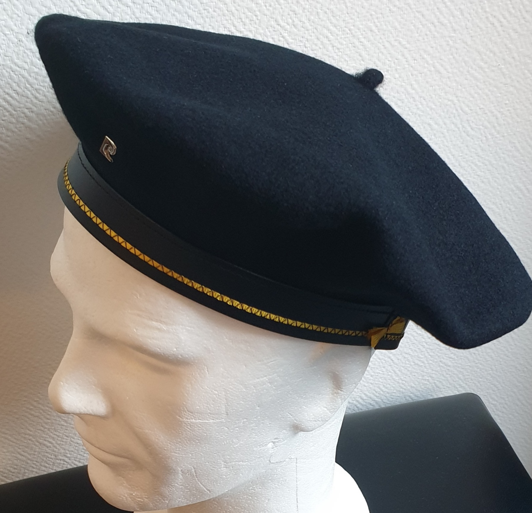 9.4Béret basque authentique PIERRE CARDIN en noir et 100% laine Mérinos. Ce couvre-chef est complètement imperméable et confectionné au pays Basque. Taille : 55, 56, 57, 58, 59, 60, 61. Prix : 79.95€.