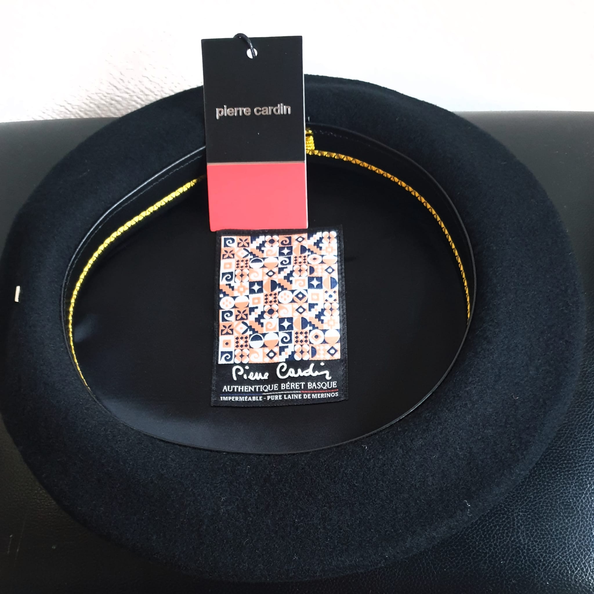 9.5Béret basque authentique PIERRE CARDIN en noir et 100% laine Mérinos. Ce couvre-chef est complètement imperméable et confectionné au pays Basque. Taille : 55, 56, 57, 58, 59, 60, 61. Prix : 79.95€.