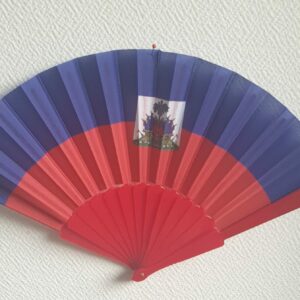 2.1Éventail rouge et bleu orné en son centre du drapeau haïtien. Facile à déployer. Dimention unique. Prix : 7,95€.