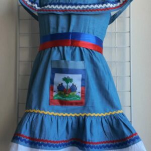 Robe enfant Carabela, mi-longue sur une tenue traditionnelle haïtienne. Son bleu dominant et les serpentines décoratives donnent à découvrir en perspective un col bardot ajusté harmonieusement. Ce modèle cent pour cent coton laisse entrevoir de belles dentelles anglaises blanches en bas de robe. Ce produit est conçu et réalisé aux ateliers AnjeroCreation à Paris.
