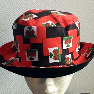 1.1Bob en rouge arborant le drapeau Haïti tout autour en extérieur. Léger à porter, ce couvre-chef présente aussi l'avantage d'être réversible tout en noir avec une passe permettant très facilement d'ajuster l'apparence du style. Il se distingue par une hauteur de montant qui lui confère son originalité. Taille unique. Prix : 19,95€.