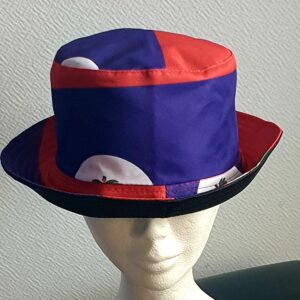 2.1Bob en rouge et bleu arborant le drapeau Haïti sur son bord en extérieur. Léger à porter, ce couvre-chef présente aussi l'avantage d'être réversible tout en noir avec une passe permettant très facilement d'ajuster l'apparence du style. Il se distingue par une hauteur de montant qui lui confère son originalité. Taille unique. Prix : 19,95€.
