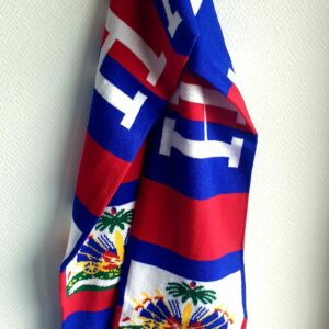 2.1Écharpe aux couleurs bleu, blanc, rouge ornée du drapeaux Haïti. Dimension : 155cm/20cm. Prix : 19,95€.