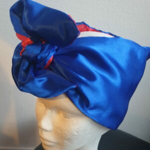 21.1 Bandeau serre-tête bicolore bleu rouge en satin. Ce produit présente la particularité d'être réversible et de se nouer sur la tête avec une grande simplicité. Dimension : 100cm x 18cm. Taille unique. Prix : 29.95€. Entièrement imaginé, conçu et réalisé aux ateliers AnjeroCréation à Paris.
