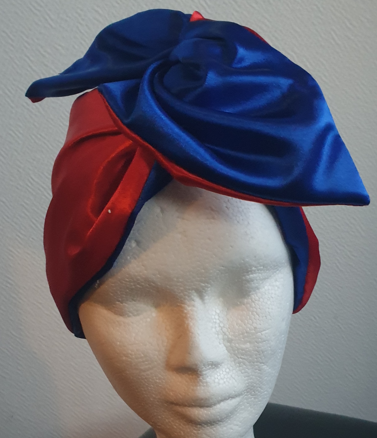 21.2Bandeau serre-tête bicolore bleu rouge en satin. Ce produit présente la particularité d'être réversible et de se nouer sur la tête avec une grande simplicité. Dimension : 100cm x 18cm. Taille unique. Prix : 29.95€. Entièrement imaginé, conçu et réalisé aux ateliers AnjeroCréation à Paris.