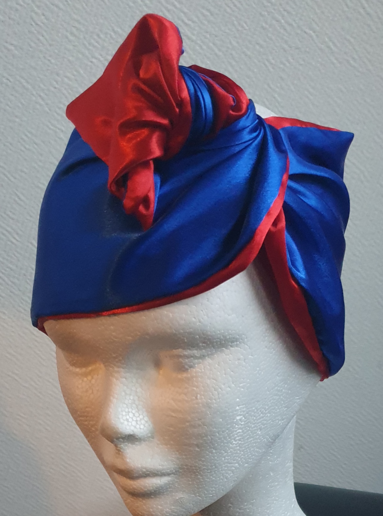 21.3Bandeau serre-tête bicolore bleu rouge en satin. Ce produit présente la particularité d'être réversible et de se nouer sur la tête avec une grande simplicité. Dimension : 100cm x 18cm. Taille unique. Prix : 29.95€. Entièrement imaginé, conçu et réalisé aux ateliers AnjeroCréation à Paris.