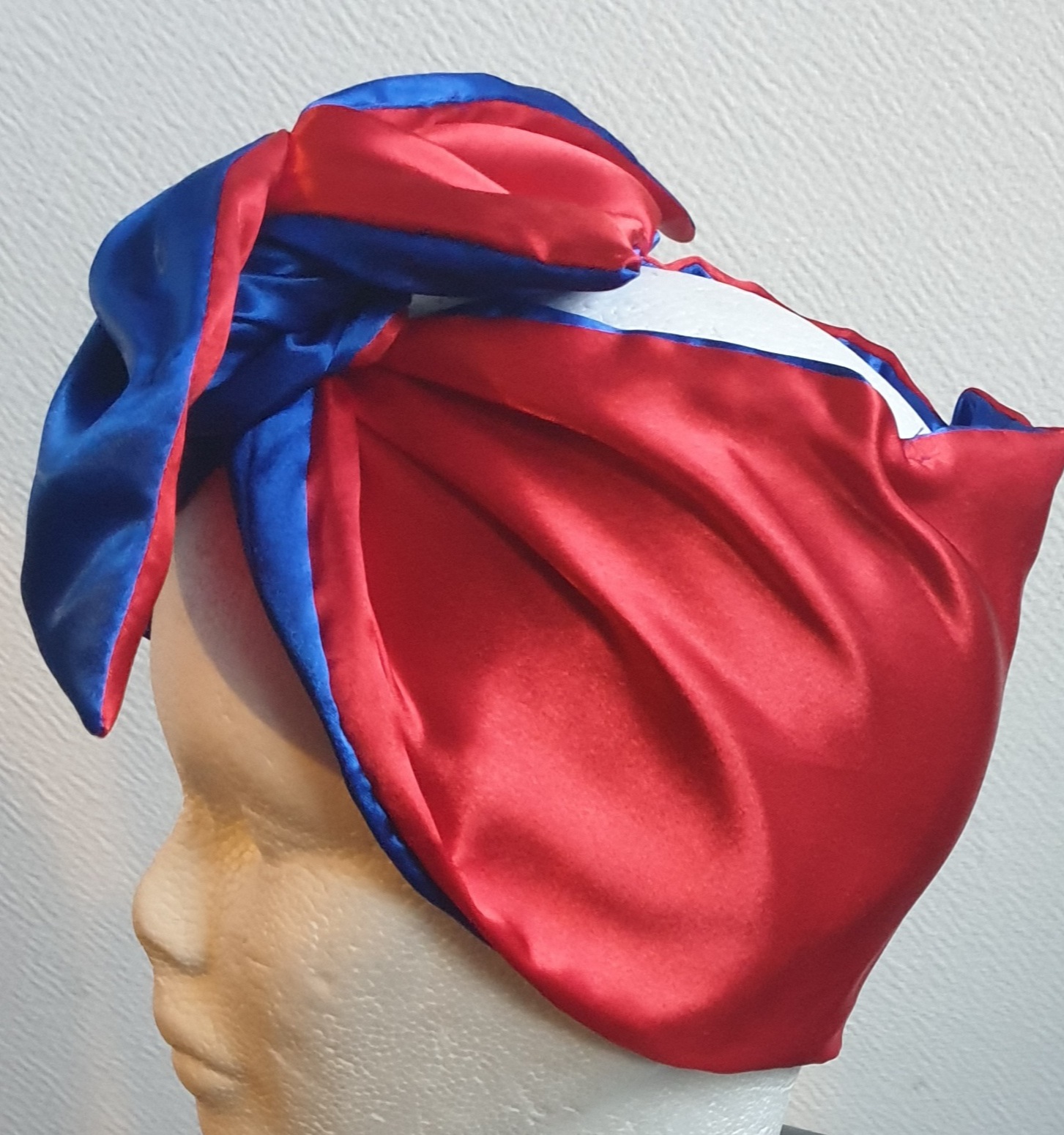 21.4Bandeau serre-tête bicolore bleu rouge en satin. Ce produit présente la particularité d'être réversible et de se nouer sur la tête avec une grande simplicité. Dimension : 100cm x 18cm. Taille unique. Prix : 29.95€. Entièrement imaginé, conçu et réalisé aux ateliers AnjeroCréation à Paris.