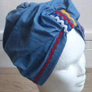 5.1Turban Carabela sur une tenue traditionnelle haïtienne pleine tête. Décor cricrac multicolore. Prix : 23,95€