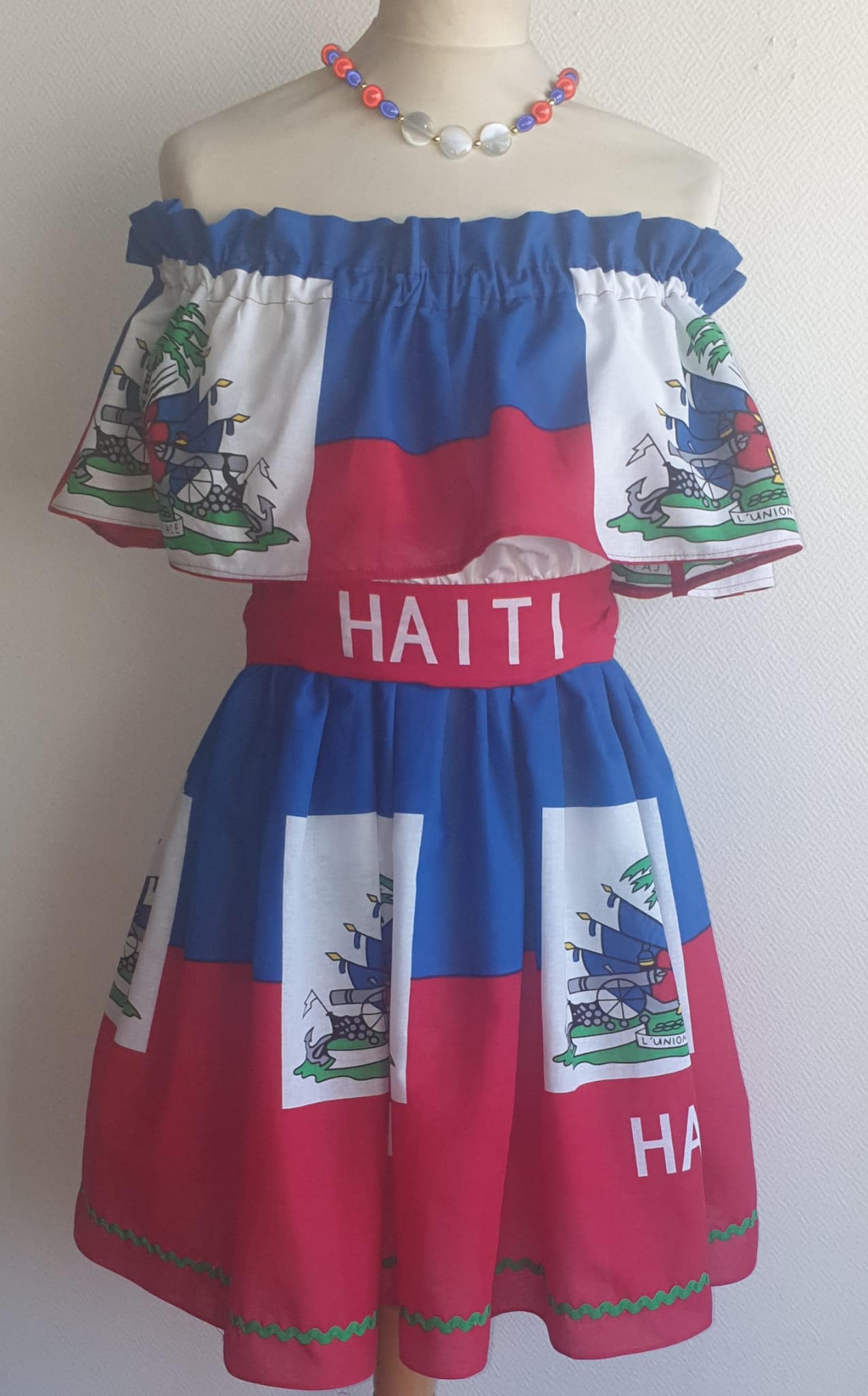 33.1Robe prestige haïtienne tricolore élastique à son col Bardot, à la taille. Tissu cent pour cent coton. Longueur de jupe approchée à 50cm.Prix 169.95€. Cette robe est entièrement confectionnée et conçue aux ateliers ANJEROCREATION à Paris.