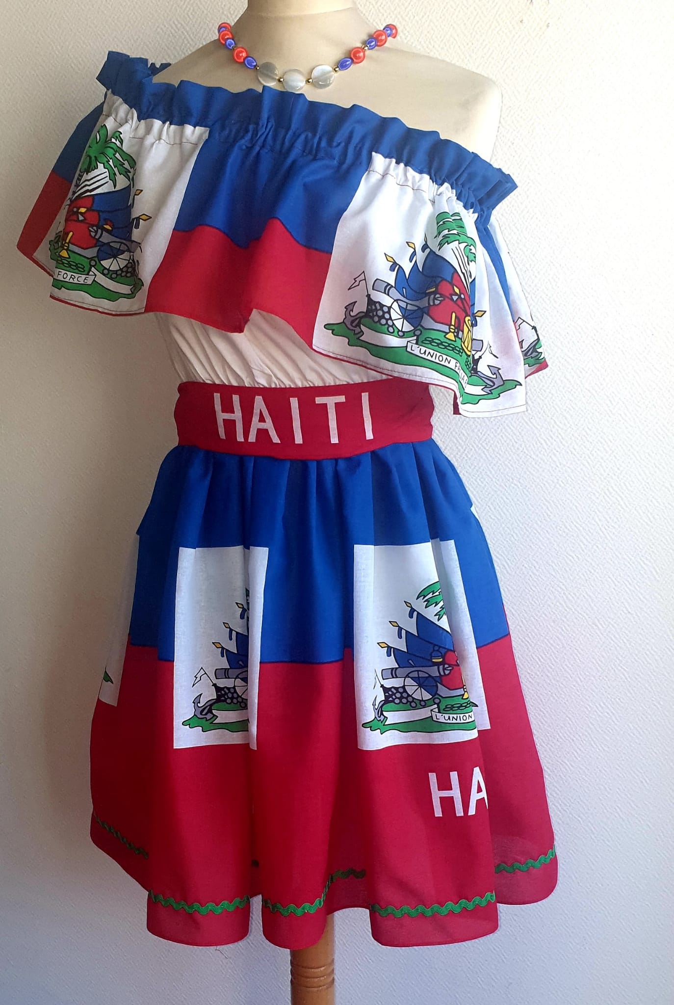 33.3Robe prestige haïtienne tricolore élastique à son col Bardot, à la taille. Tissu cent pour cent coton. Longueur de jupe approchée à 50cm.Prix 169.95€. Cette robe est entièrement confectionnée et conçue aux ateliers ANJEROCREATION à Paris.