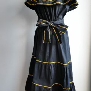 26.1Robe carabela en noire, tissu popeline de coton. Élastique à la taille. Zigzags dorés. L'ajout d'une ceinture décorée marque la taille et apporte une touche harmonieuse à la silhouette. Modèle entièrement conçu et réalisé aux ateliers AnjeroCréation à Paris. Prix : 329.95€